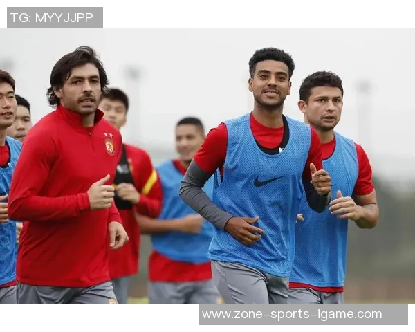 湖人队与热火队激战正酣双方球员表现精彩引发球迷热议